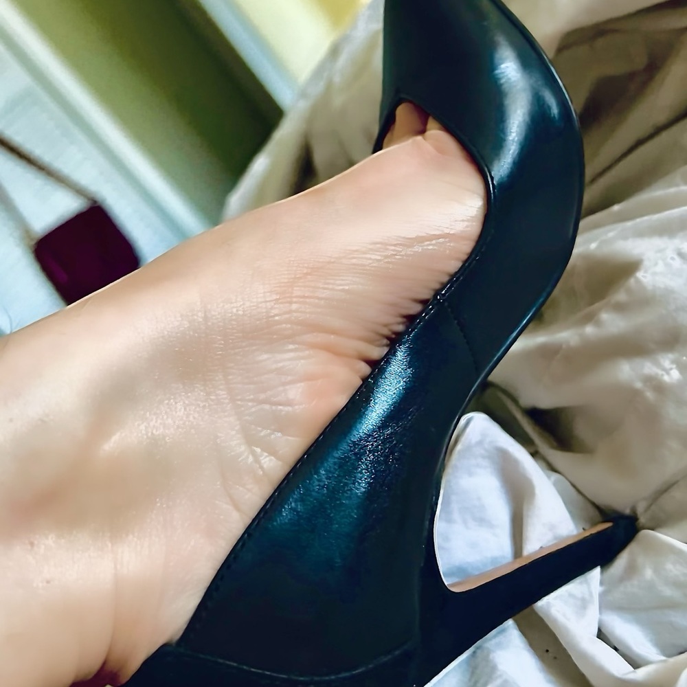 H&M genuine leather and suede black pumps. Only worn 1x, excellent condition